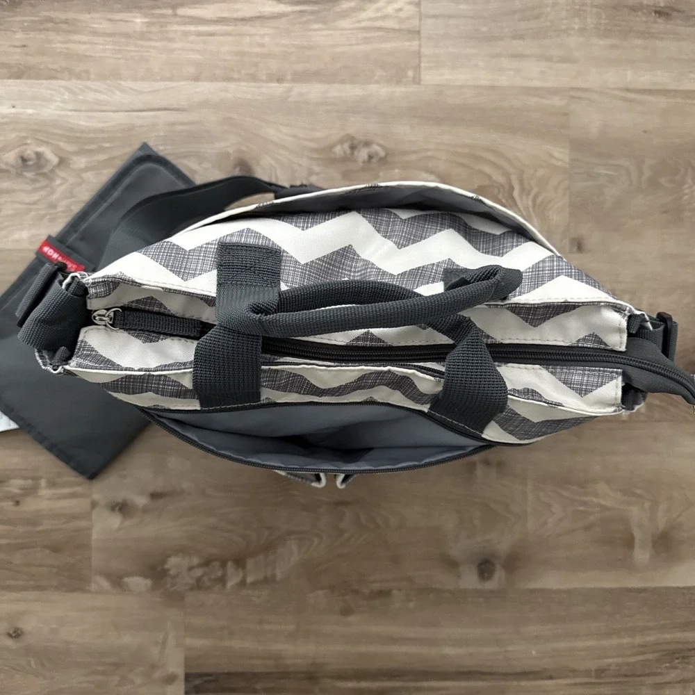 Skip Hop Duo Signature Diaper‎ Bag Gray Chevron With Pad